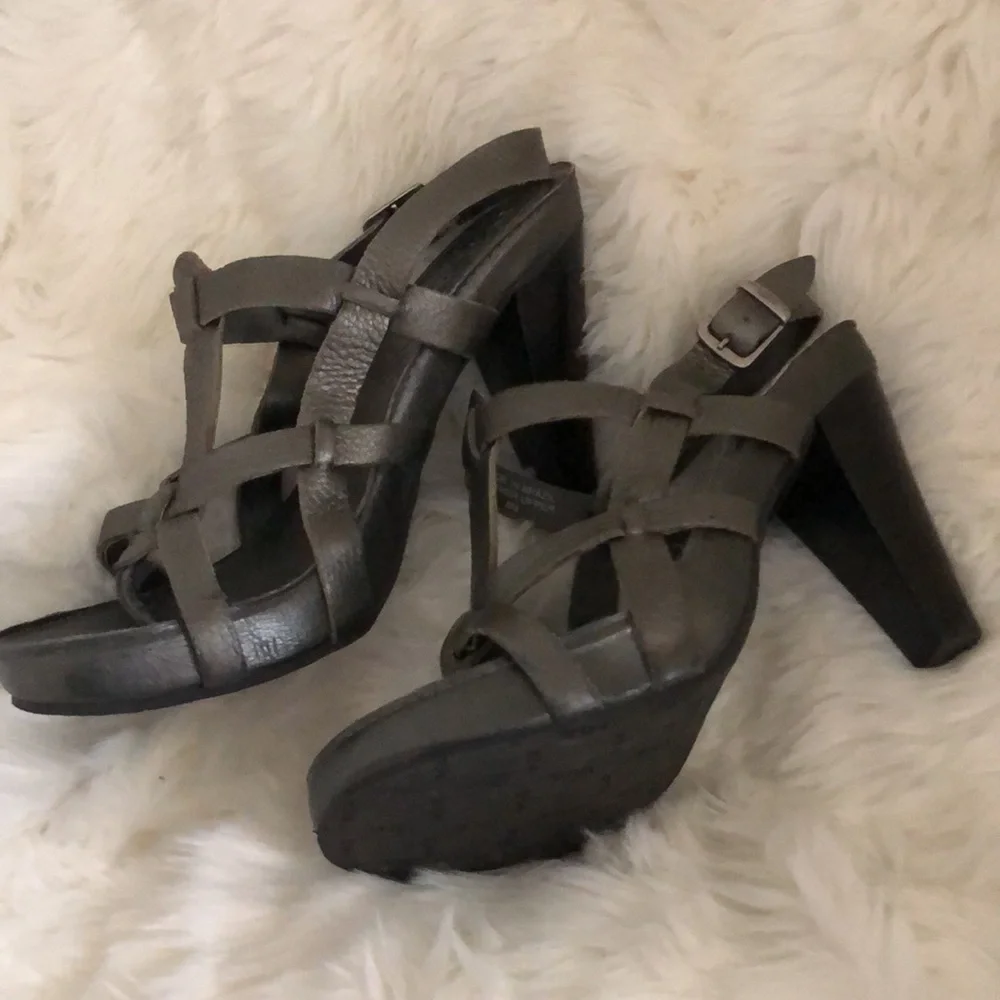 Mia Leather Pweter Color Heels Size 8